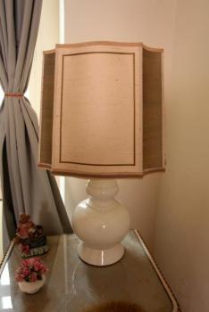 Stolní lampa z bílého porcelánu