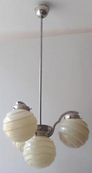 Lustr z bílého kovu, s tvarovanými koulemi Lustr z bílého kovu, s tvarovanými koulemi