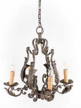 Zrestaurovaný kovový lustr Zrestaurovaný kovový lustr