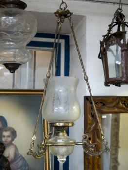 Skleněný lustr zdobený mosazí Skleněný lustr zdobený mosazí