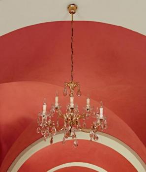 Mosazný lustr s křišťálovými ověsy Mosazný lustr s křišťálovými ověsy