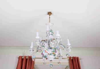 Velký porcelánový lustr. Drážďany Velký porcelánový lustr. Drážďany