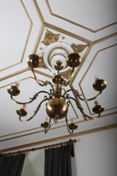 Osmiramenný vlámský lustr s orlicí. Zrestaurovaný Osmiramenný vlámský lustr s orlicí. Zrestaurovaný