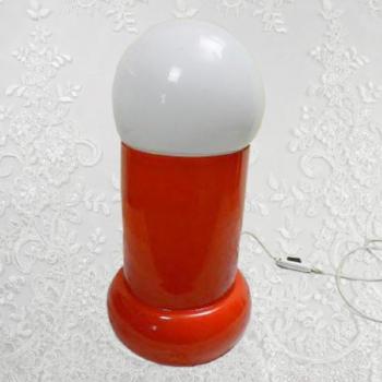 Červená retro lampa, funkční stav Červená retro lampa, funkční stav