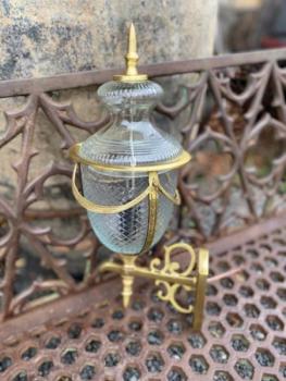 Mosazná aplika s ramenem Mosazná aplika s ramenem