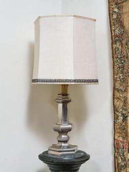 Velká stolní lampa ve stylu Ludvíka XIII. Velká stolní lampa ve stylu Ludvíka XIII.