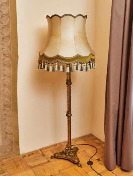 Starožitná stojací lampa s látkovým stínidlem Starožitná stojací lampa s látkovým stínidlem