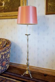 Mosazná stojací lampa s látkovým stínidlem Mosazná stojací lampa s látkovým stínidlem