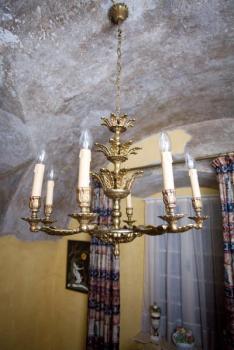 Figurálně zdobený starožitný lustr. Restaurovaný Figurálně zdobený starožitný lustr. Restaurovaný