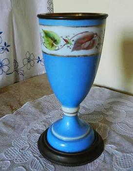 Malovaná petrolejová lampa v mosazné montáži Malovaná petrolejová lampa v mosazné montáži