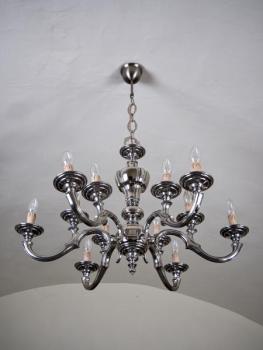 Dvanáctiramenný lustr z bílého kovu Dvanáctiramenný lustr z bílého kovu