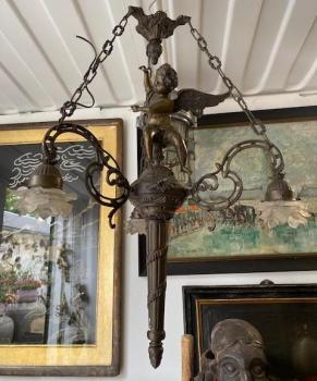 Bronzový lustr s andělem Bronzový lustr s andělem