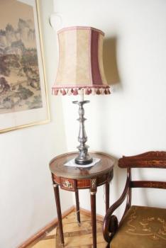 Velká stolní lampa neorenesance. Výška 103 cm Velká stolní lampa neorenesance. Výška 103 cm