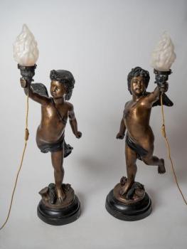 Velké bronzové sochy Amorů nesoucích pochodeň Velké bronzové sochy Amorů nesoucích pochodeň