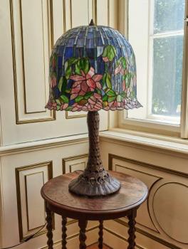 Tiffany stolní lampa s vitrážovým stínidlem Tiffany stolní lampa s vitrážovým stínidlem