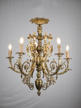 Starožitný bronzový lustr s berany Starožitný bronzový lustr s berany