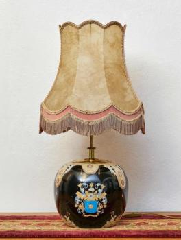 Starožitná stolní lampa s erbem a putti Starožitná stolní lampa s erbem a putti