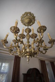 Osmiramenný lustr v rokokovém stylu Osmiramenný lustr v rokokovém stylu
