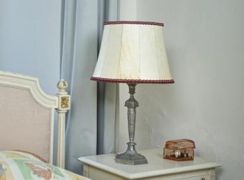 Klasicistní stolní lampa